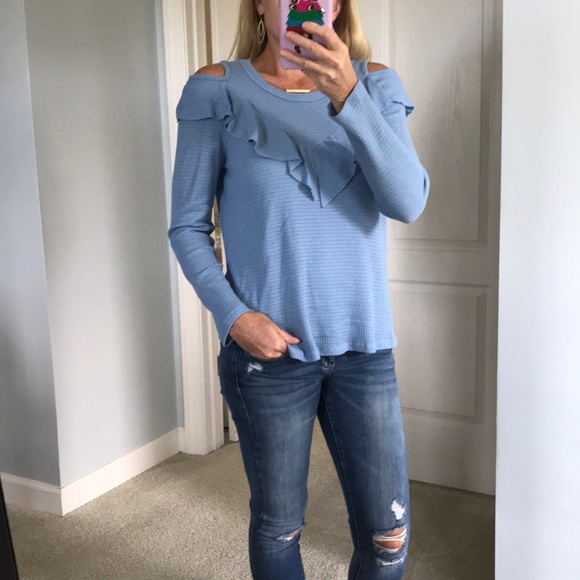 Tops - ♥️1 SM 1 MED♥️Long Sleeve Cold Shoulder Top